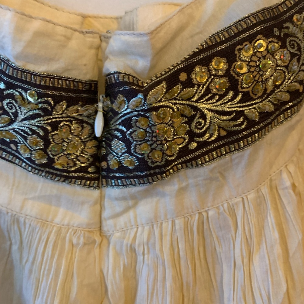 Elegant Cream Skirt with Embroidered Waistband - Picture 7 of 8